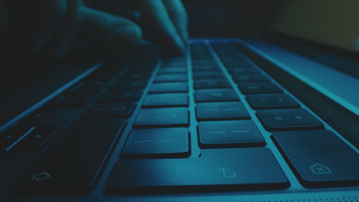 Tippen auf einer Laptop-Tastatur