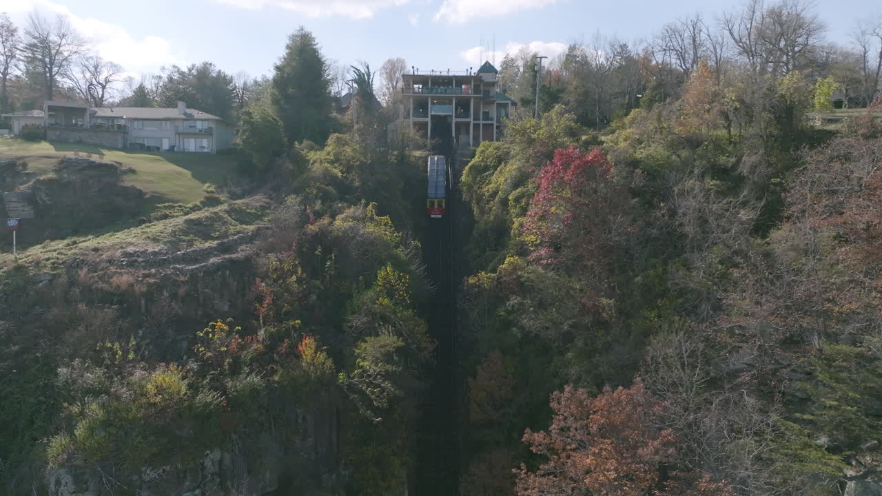 전망대 산 정상에 있는 역을 향해 올라가는 경사열차의 공중 고도 영상