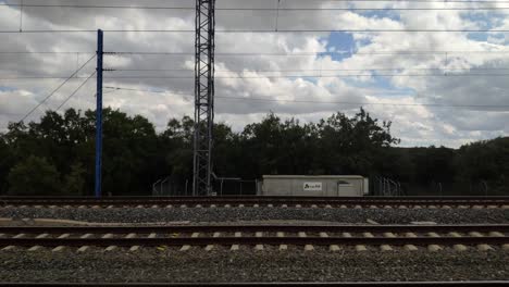 vista desde la ventana del tren mientras viaja.