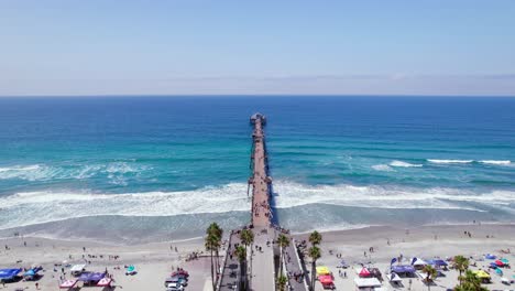 Drone-Volando-Sobre-El-Muelle-De-Oceanside-Hacia-El-Océano-Pacífico