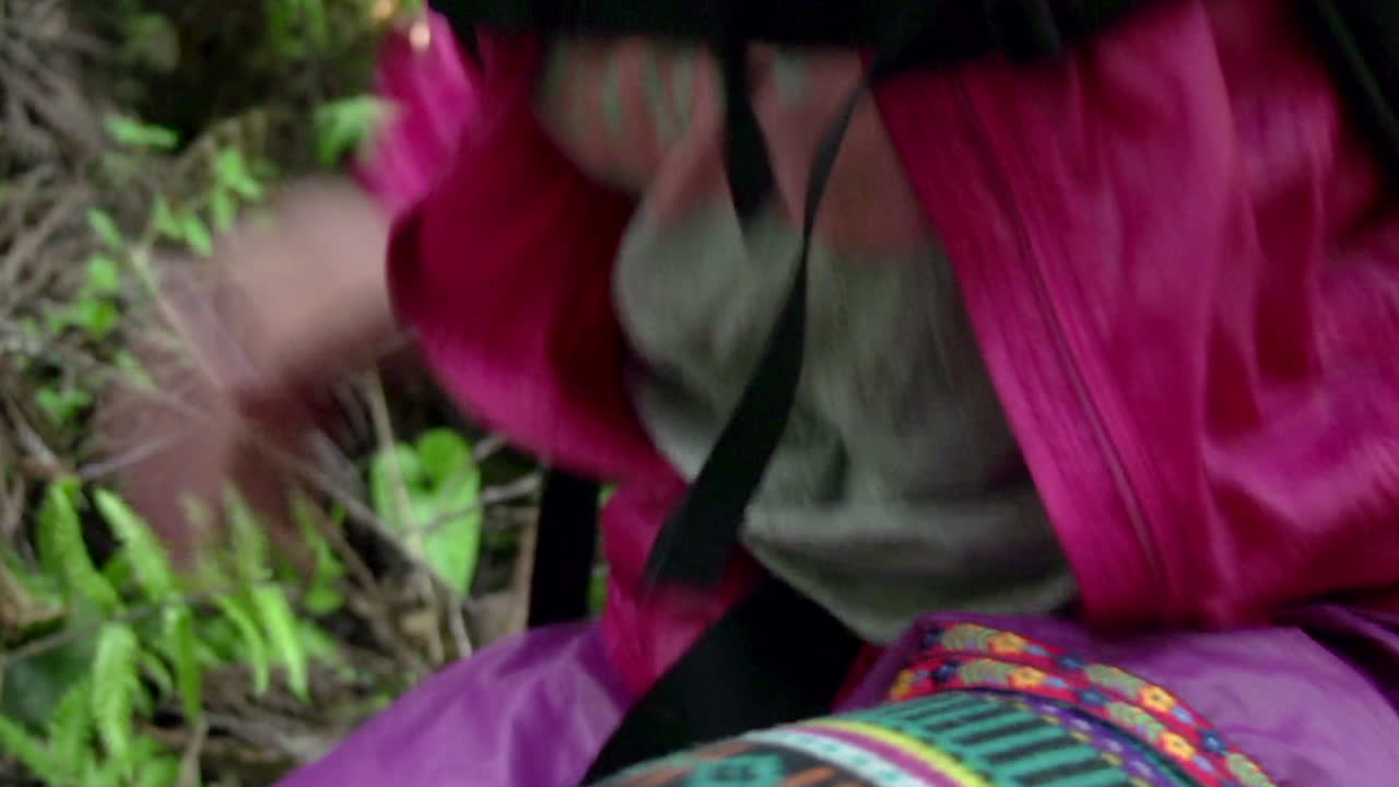 한 여자가 운동화를 신고 숲바닥에 넘어졌다가 일어섰다