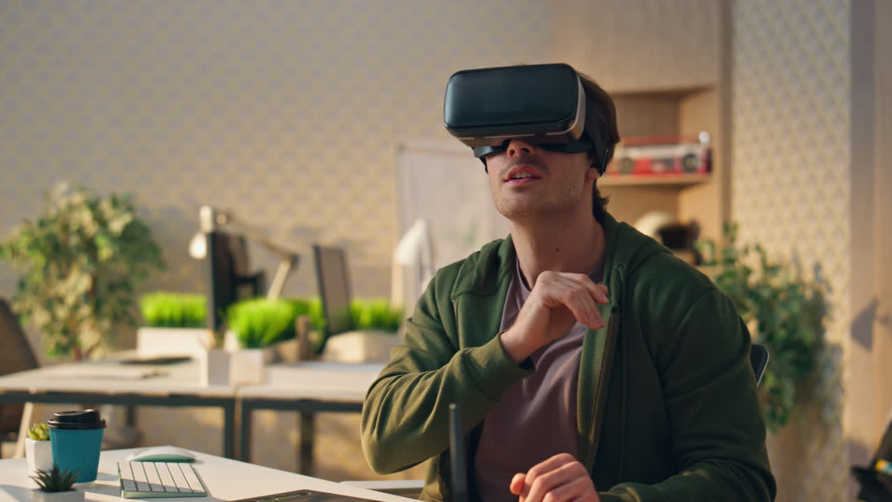 Uomo con cuffie che esplora il cyberspazio con occhiali virtuali, primo piano. Gamer stupito che gioca.