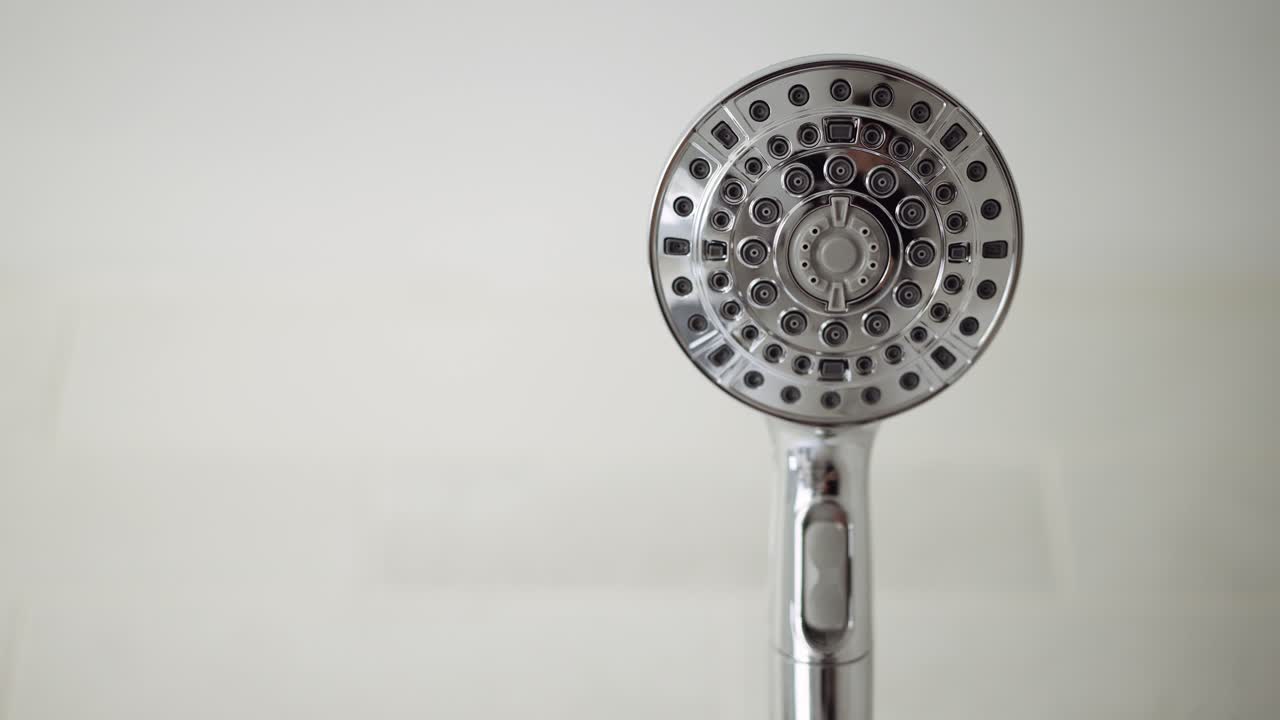 el cabezal de ducha cromado del baño está apagado