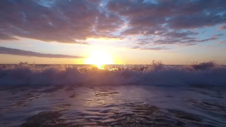 Tramonto sul Mar Mediterraneo, onde che si avvicinano alla telecamera