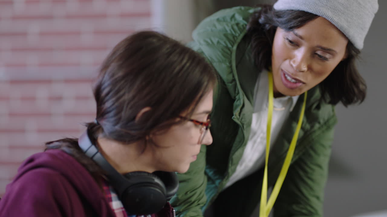 jóvenes empresarios trabajando líder de equipo afroamericano mujer entrenando pasante discutiendo gerente de proyecto compartiendo apoyo disfrutando del trabajo en equipo comunicación en la oficina moderna