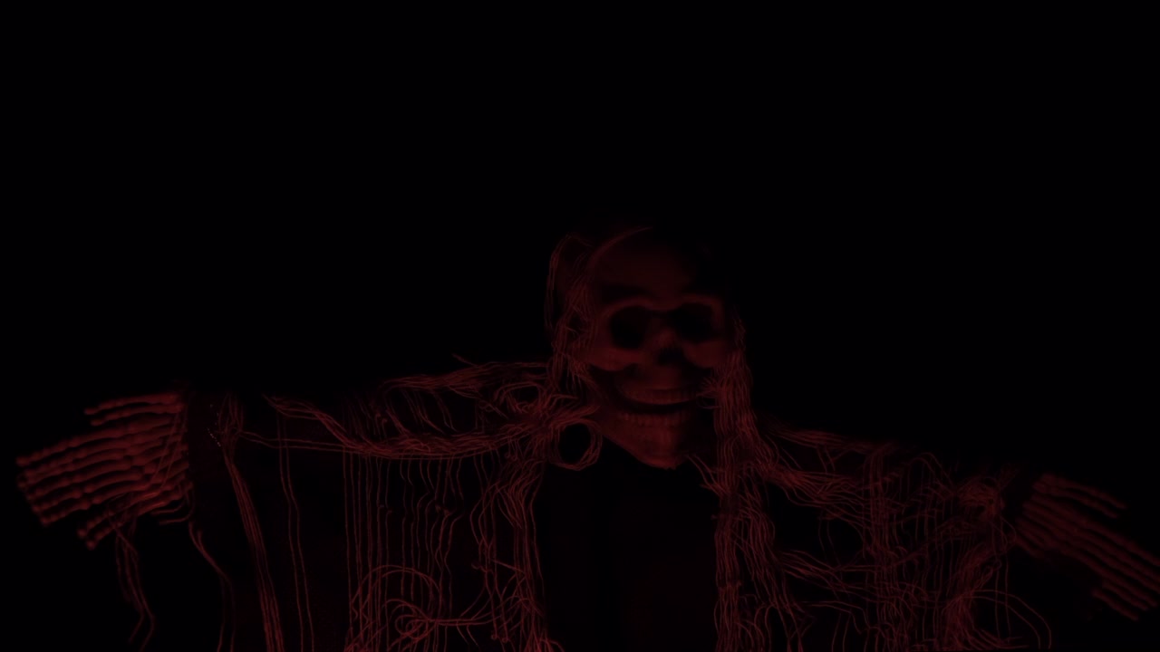 Halloweenská děsivá lebka s blikajícím červeným světlem