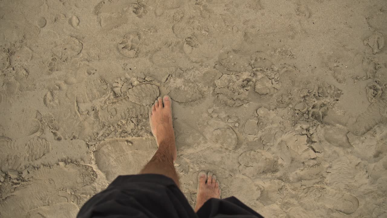 바다의 파도가 조용히 모래를 가로질러 미끄러져 4k