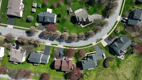 Birds-eye-view-of-an-American-suburban-housing-development