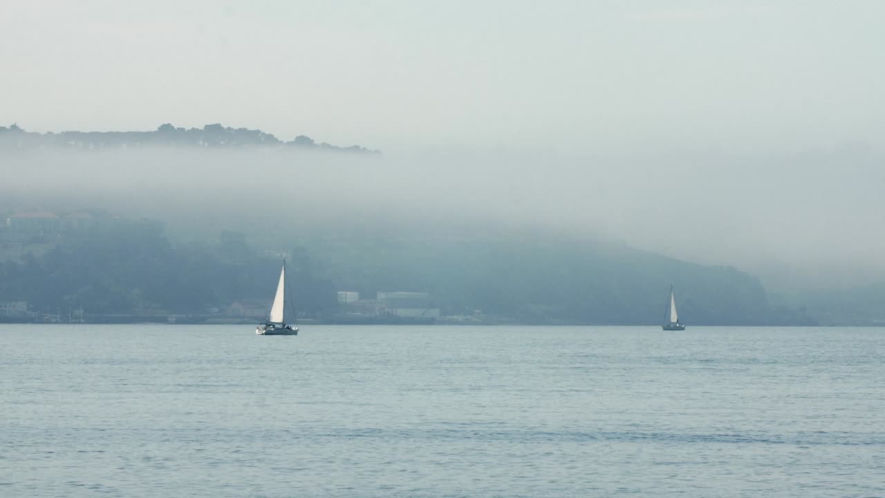 안개가 자욱한 장면, 리스본, 포르투갈에서 푸른 강 중간 항해 보트