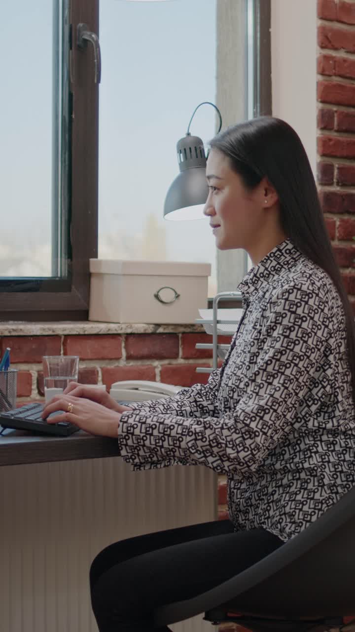 mujer trabajando en el escritorio
