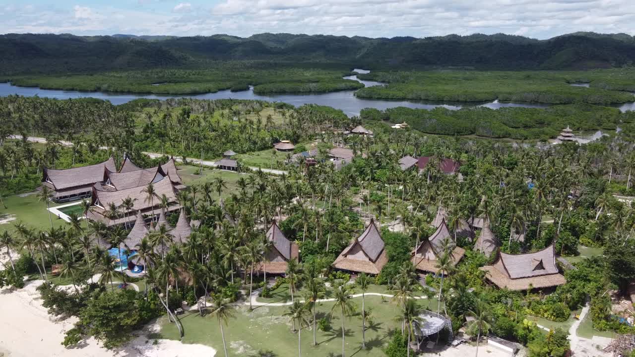 시아르가오 섬 에 있는 나이 팔라드 리조트 의 해변 에 있는 전통적 인 빌라 오두막