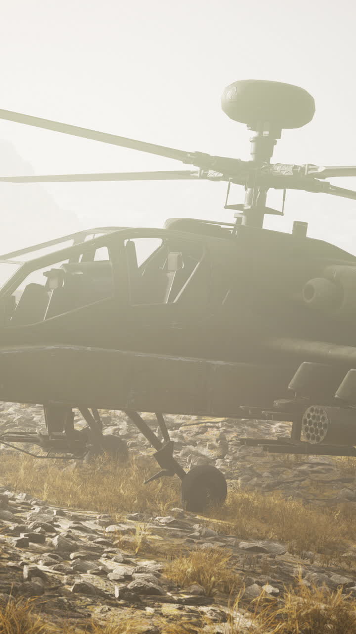 안개가 가득한 사막 풍경 에 있는 군용 헬리터
