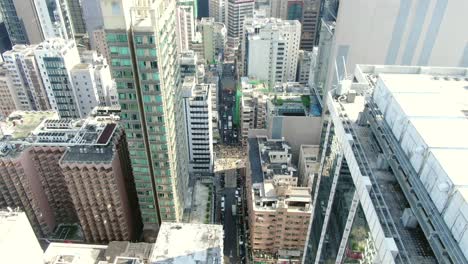 hong kong central, vista aérea de arriba hacia abajo del tráfico y los rascacielos de la ciudad