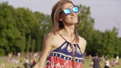 mujer loca bailando en el festival de música