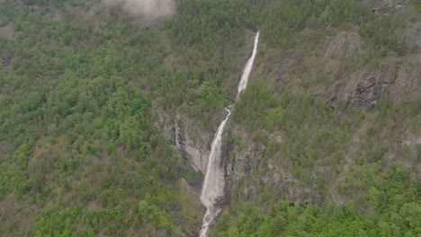 Vista-Aérea-De-La-Impresionante-Cascada-Storfossen-En-Geiranger,-More-Og-Romsdal,-Noruega