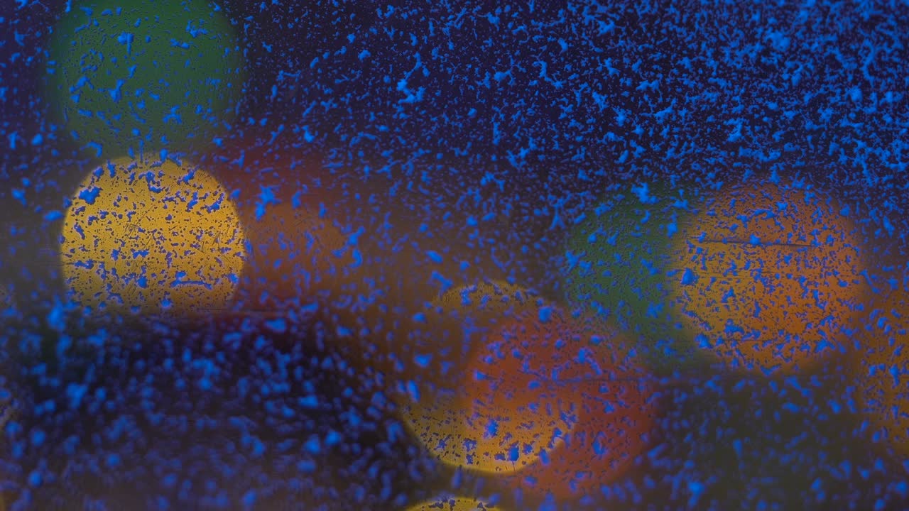 reflejo y parpadeo en la superficie rasgada sucia de un resplandor multicolor 4k