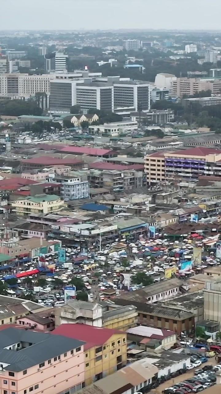 Pemandangan kota Accra dengan gedung-gedung dan jalanan yang ramai dengan lalu lintas