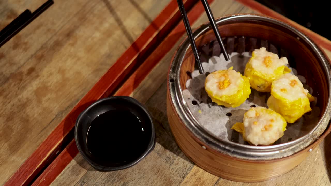 палочки для еды, собирающие пельмени из бамбукового парохода