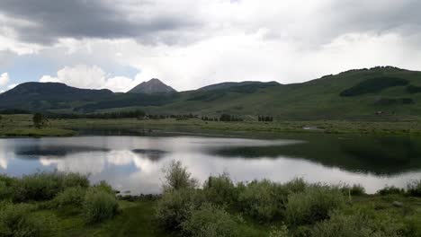 Imágenes-Aéreas-De-Drones-De-4k-En-El-Lago-De-Maní-Con-Cresta-De-Butte-Colorado-En-Verano