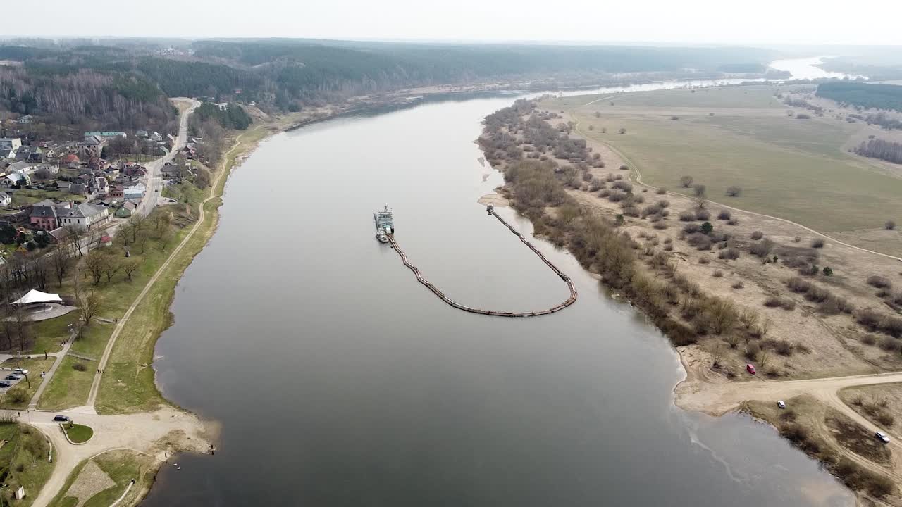 barco industrial profundizando el río nemunas en un alto ángulo de vista de drones