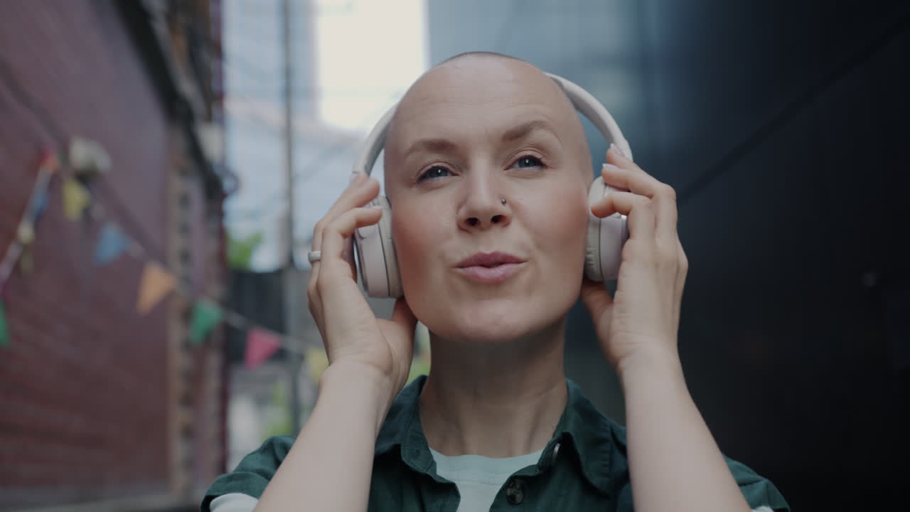 mujer disfrutando de la música al aire libre