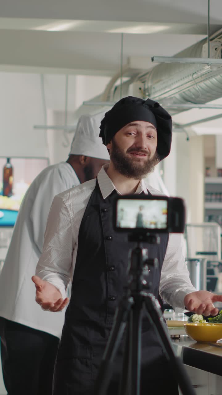 Chef che registra un video di cucina in cucina