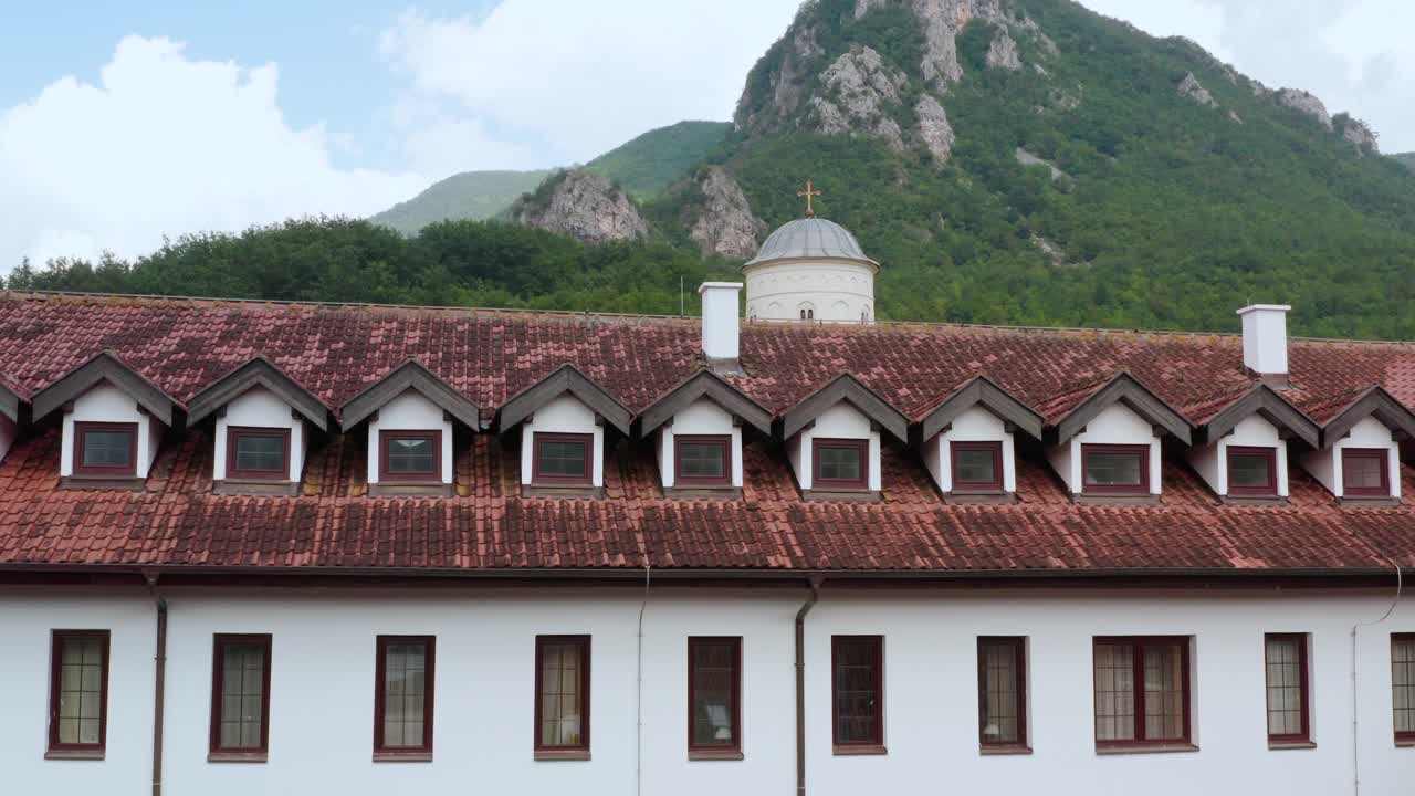 toma de revelación aérea tirando hacia arriba para mostrar la parte más antigua del monasterio de mileseva en serbia cerca de prijepolje