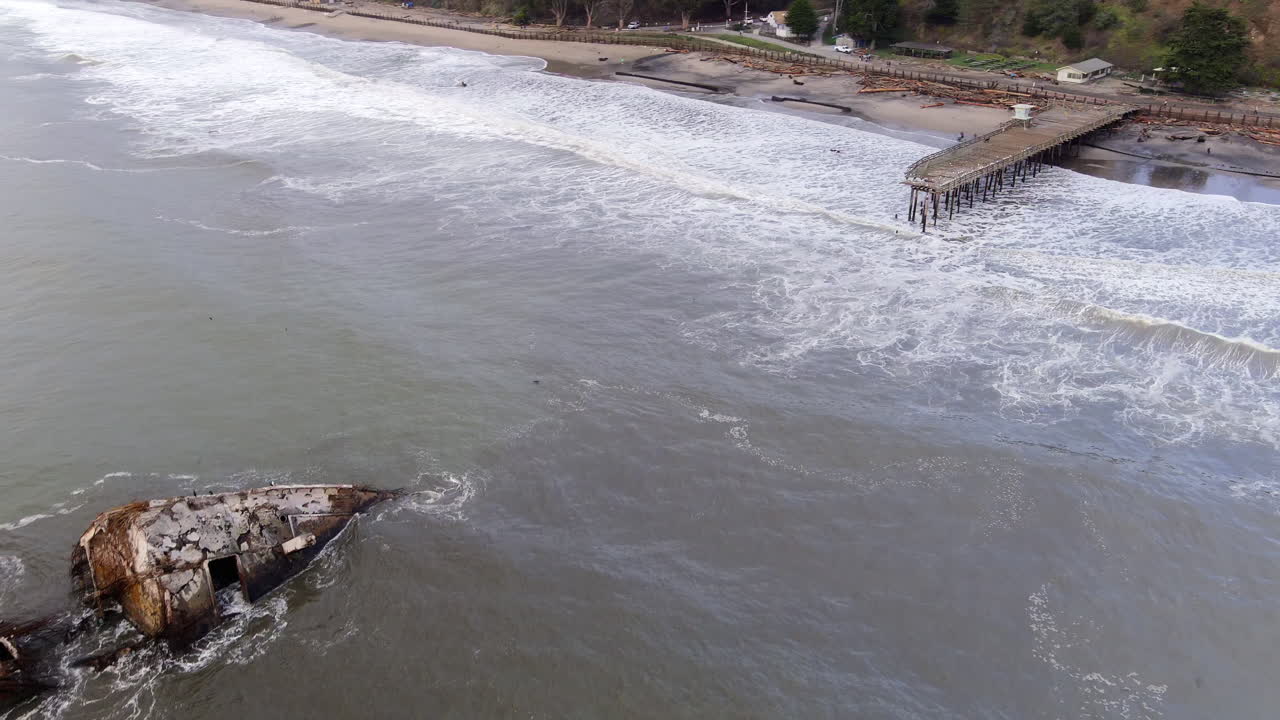 미국 캘리포니아의 강력한 폭풍으로 파괴된 시클리프 부두 근처의 콘크리트 선박의 잔해