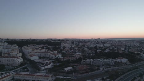 Increíble-Vista-Aérea-Al-Amanecer-Del-Pequeño-Pueblo-De-Cascais-No-Lejos-De-Lisboa-En-Portugal