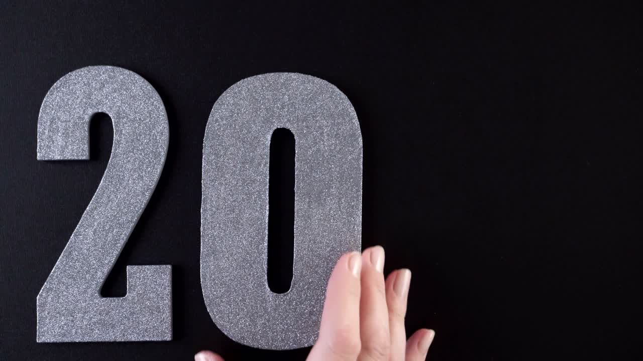 números de plata del año 2018 sobre un fondo negro.