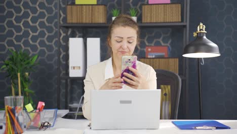 Business-woman-chatting-online-facetime.