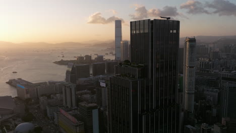 puesta de sol colorida detrás del horizonte moderno de tsim sha tsu y kowlooni, hong kong