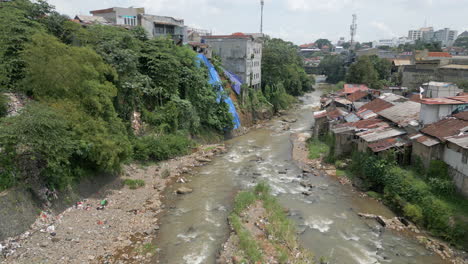 Fließender-Cisadane-Fluss,-Während-Eine-Drohne-Ihren-Weg-Flussabwärts-In-Bogor,-West-Java,-Nimmt