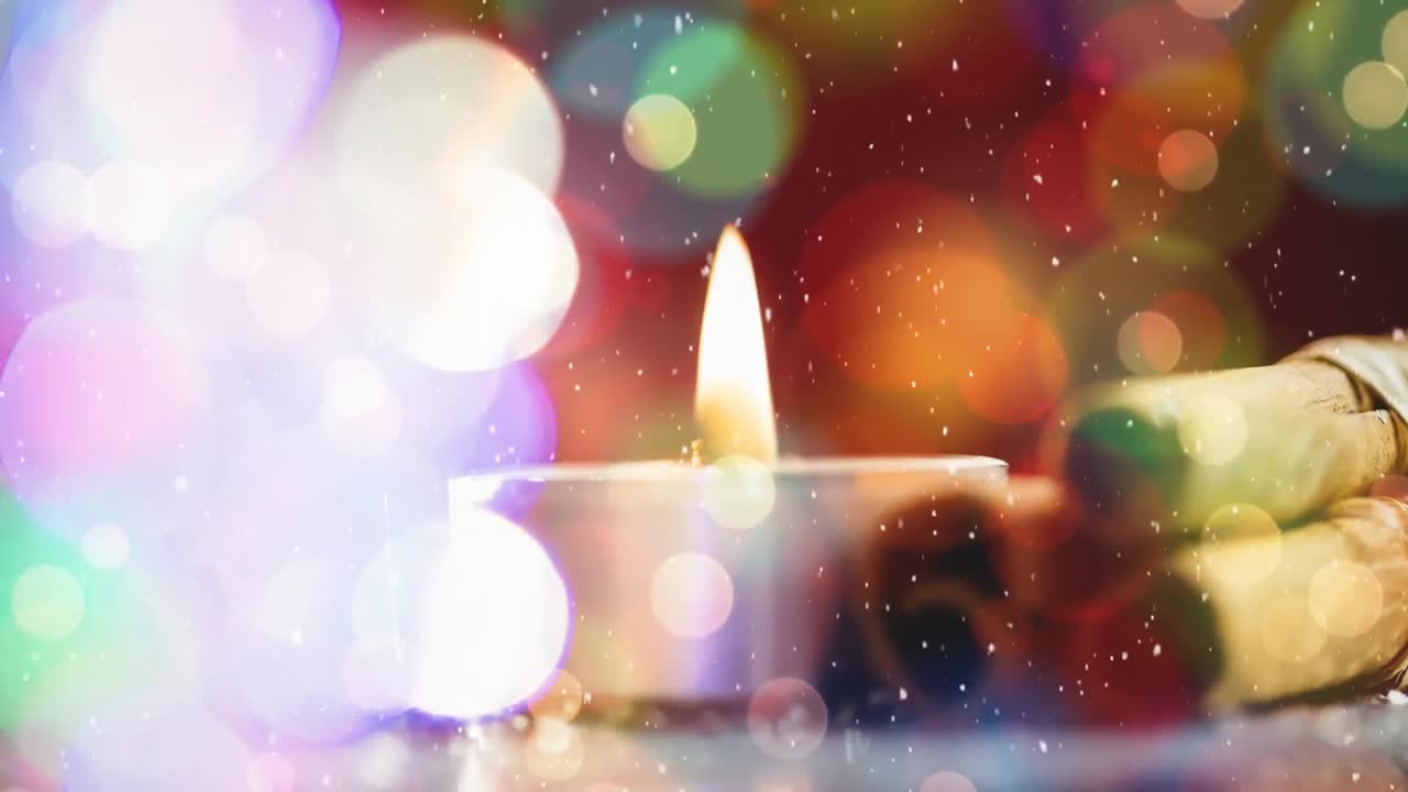 vela y canela combinados con la nieve que cae