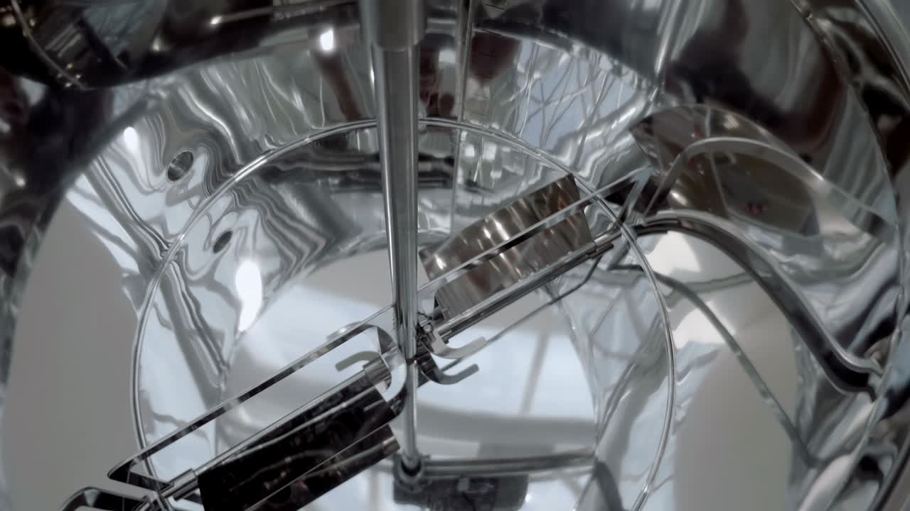 거울 표면과 회전하는 블레이드를 가진 산업용 서