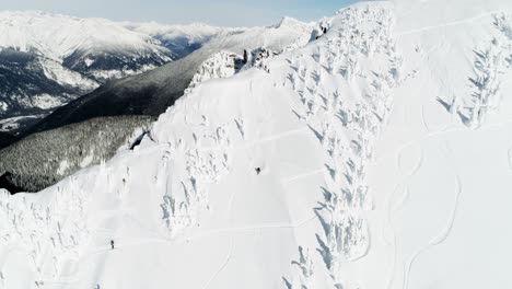 Skifahrer-Skifahren-Auf-Einem-Schneebedeckten-Berg-4k