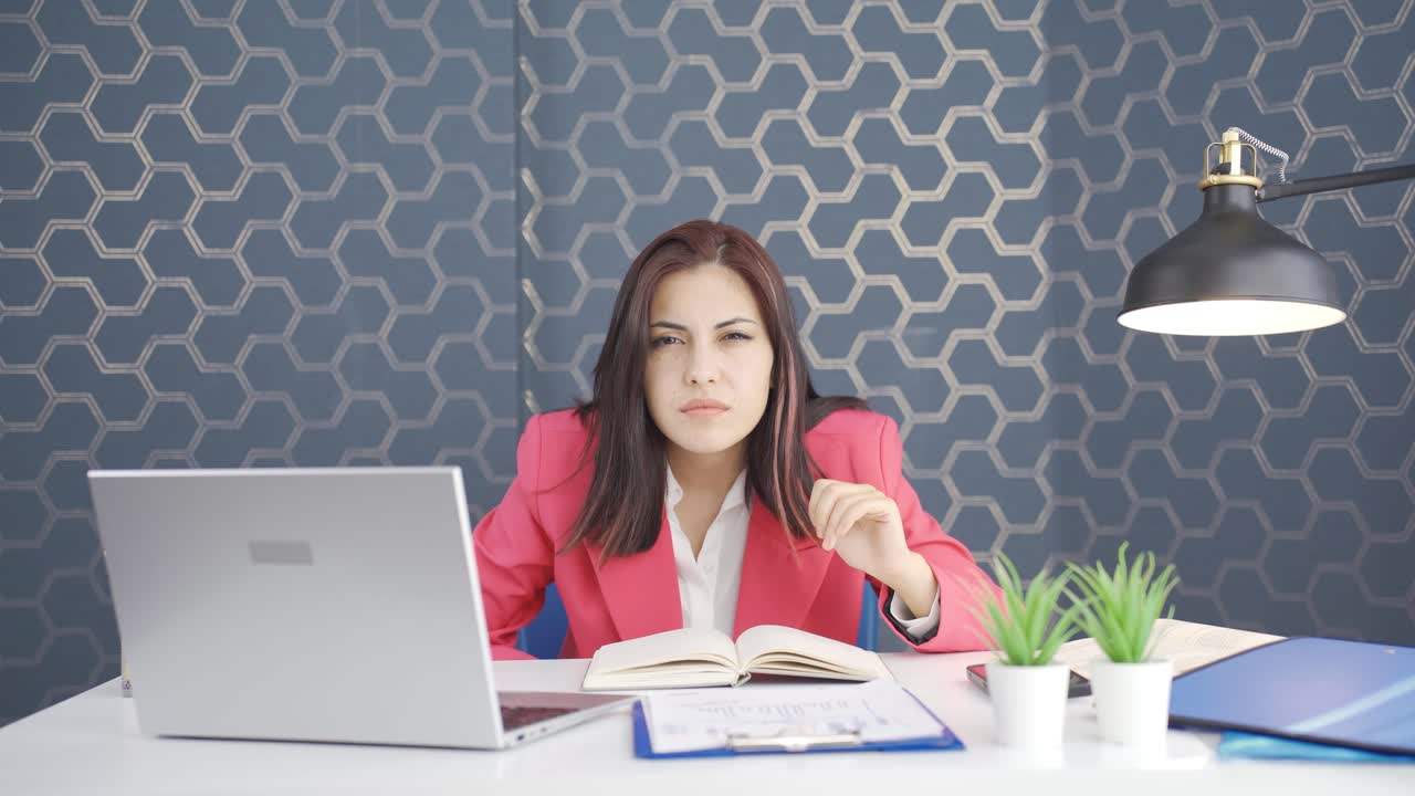 joven mujer de negocios con discapacidad visual.