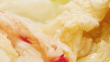 primer plano de la textura fermentado repollo picante kimchi con en lata. preservación de verduras en frascos de vidrio. fermentación conservado repollo kimchi con especias macro. cocina asiática. imágenes de alta calidad 4k