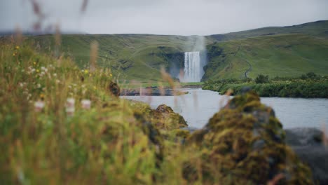 la cascada más famosa y hermosa de skogafoss en islandia
