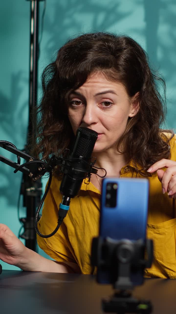 Donna che registra un podcast o una videochiamata con microfono e smartphone