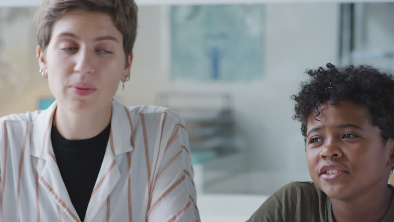 personas en una discusión