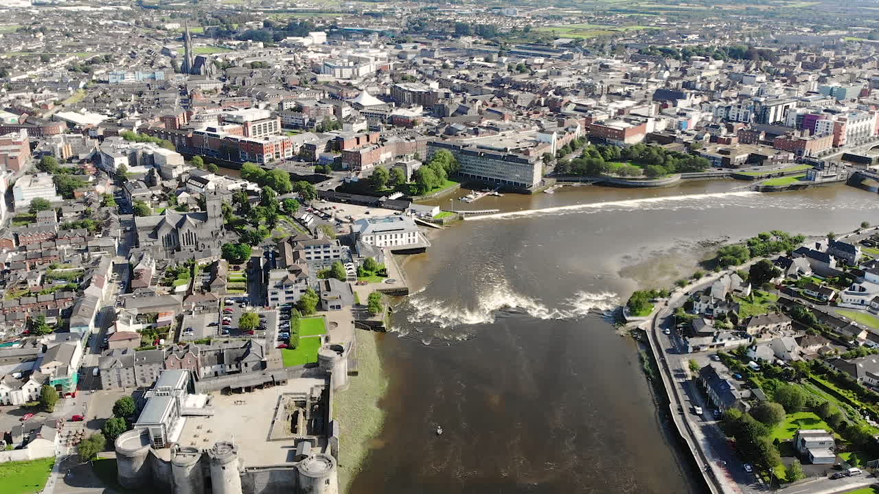 vista aérea cinematográfica de la ciudad de limerick, irlanda, edificios del estuario del río shannon y el centro de la ciudad en un día de verano, toma de dron