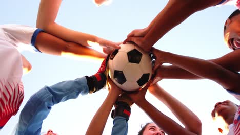 Vista-De-ángulo-Bajo-Del-Diverso-Equipo-De-Fútbol-Femenino-4k