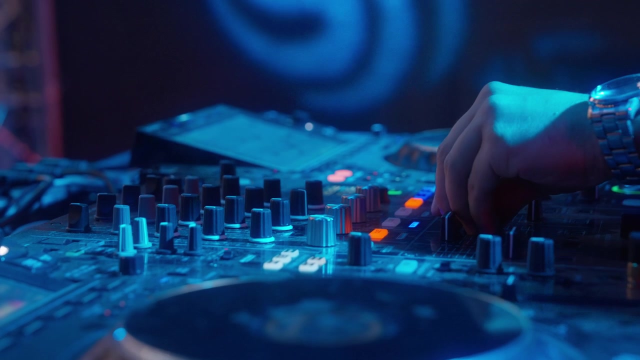 DJ che si esibisce di notte durante un festival