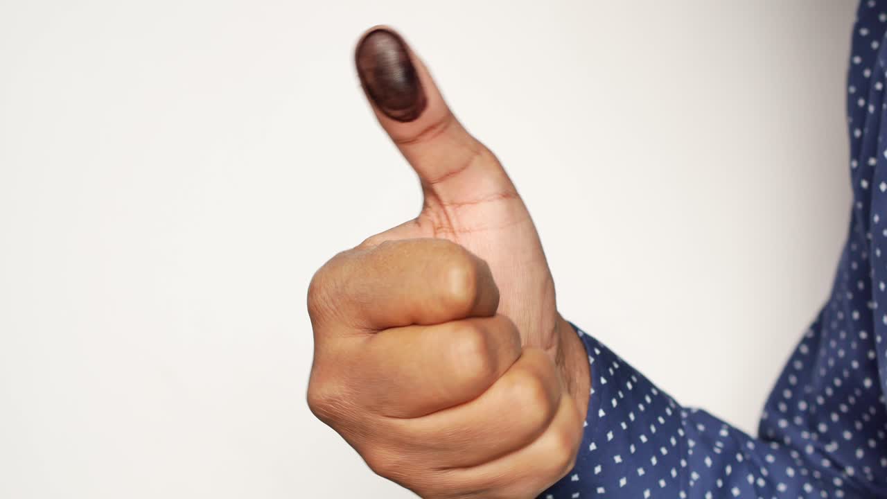 primer plano de un pulgar pintado después de la votación