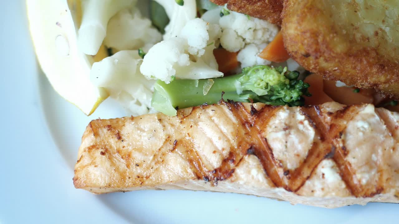 salmón a la parrilla con verduras y puré de patatas