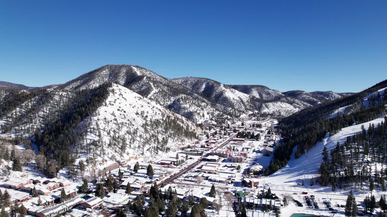 pequeño pueblo de montaña cubierto de nieve en un soleado día de invierno con cielos azules