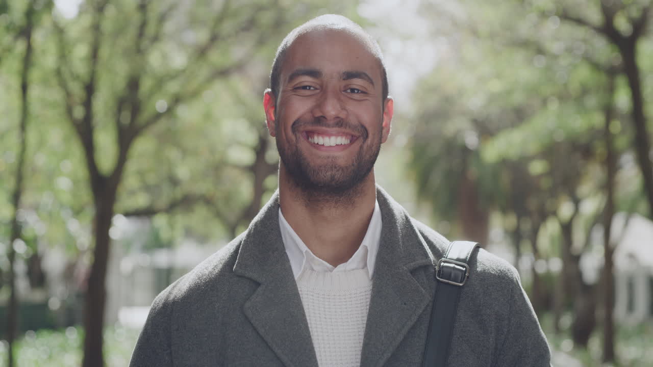 maestro con un nuevo trabajo o carrera sintiéndose positivo