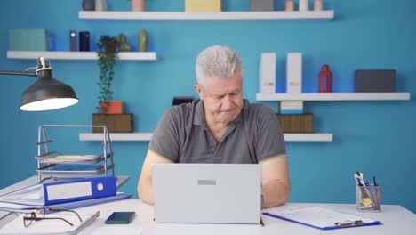 Der-Mann,-Der-Im-Homeoffice-Arbeitet,-Hat-Schwierigkeiten,-Sich-Zu-Konzentrieren.