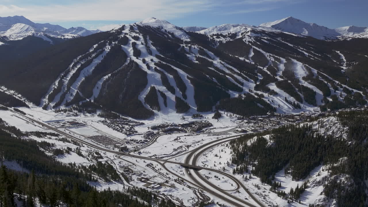 montaña de cobre colorado invierno diciembre navidad drone aéreo paisaje cinematográfico i70 leadville silverthorne vail aspen diez millas de rango cielo azul nubes hacia atrás más allá de las montañas rocosas movimiento